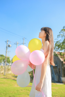 不扣纽的女孩